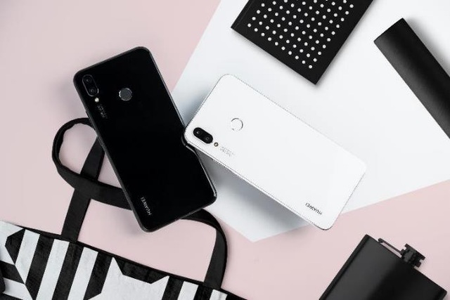 Huawei tưng bừng "lì xì" năm mới cho người dùng bằng loạt ưu đãi hấp dẫn - 2 Theo đó, từ 1-31/1 và 5-28/2/2019, khi mua Nova 3i (giá 6,490,000VND), người dùng được nhận ngay lì xì 300,000VND tiền mặt. Từ 1-4/2/2019, khi mua Nova 3i, người dùng được nhận ngay voucher lì xì 500,000VND.