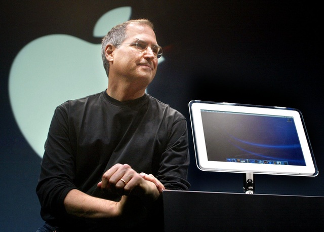 Apple coi Việt Nam là thị trường trọng điểm trong năm 2019 - 2 CEO Apple Steve Jobs đứng cạnh một phiên bản mới của máy tính iMac có màn hình 17 inch tại Hội chợ Macworld ngày 17/7/2002 tại thành phố New York.