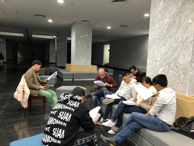 NSƯT Xuân Bắc hé lộ những hình ảnh đầu tiên của Táo quân 2019 - 3 Mỗi người một kiểu nghiên cứu kịch bản Táo Quân để chuẩn bị bước vào trận chiến mới.
