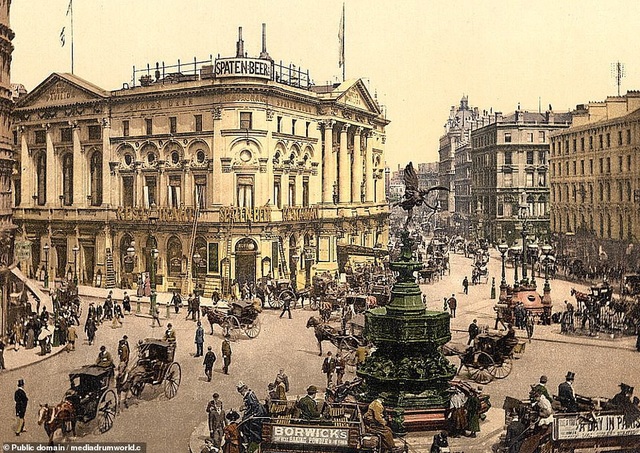 Chiêm ngưỡng vẻ đẹp thế giới cách đây 100 năm - 2
Giao lộ Piccadilly Circus ở London, Anh. Nằm ở khu vực trung tâm của thành phố London, giao lộ này đã chứng kiến sự đổi thay mạnh mẽ của đời sống khi những cỗ xe ngựa giờ đã được thay thế bằng xe hơi và xe buýt.