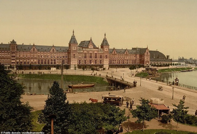 Chiêm ngưỡng vẻ đẹp thế giới cách đây 100 năm - 11
Nhà ga Amsterdam Central Station ở Amsterdam, Hà Lan.