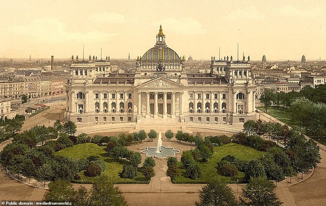Chiêm ngưỡng vẻ đẹp thế giới cách đây 100 năm - 1
Tòa nhà Reichstag nằm ở Berlin, Đức. Nằm ở gần Cổng Brandenburg, đây là một tòa nhà đã chứng kiến nhiều biến động trong lịch sử nước Đức.