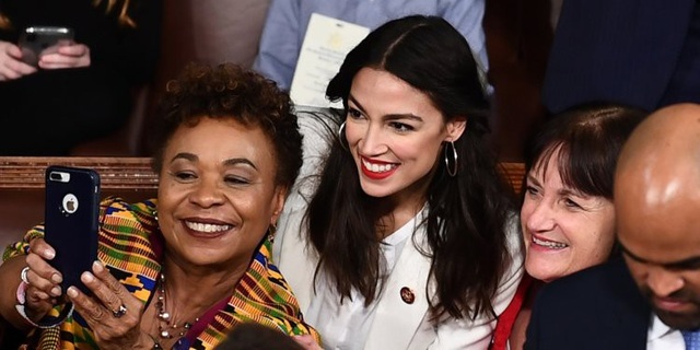 Nghị sĩ trẻ nhất nước Mỹ tung video nhảy múa đáp trả người chỉ trích - 2
Ocasio-Cortez chụp ảnh tự sướng cùng các đồng nghiệp tại quốc hội Mỹ (Ảnh: Business Insider)