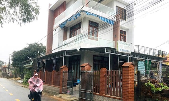 Bé gái 10 tuổi ở nhà một mình bị tên cướp đột nhập đâm nguy kịch - 2 Ngôi nhà nơi cháu T. ở một mình và bị cướp đột nhập vào, dùng dao đâm nguy kịch