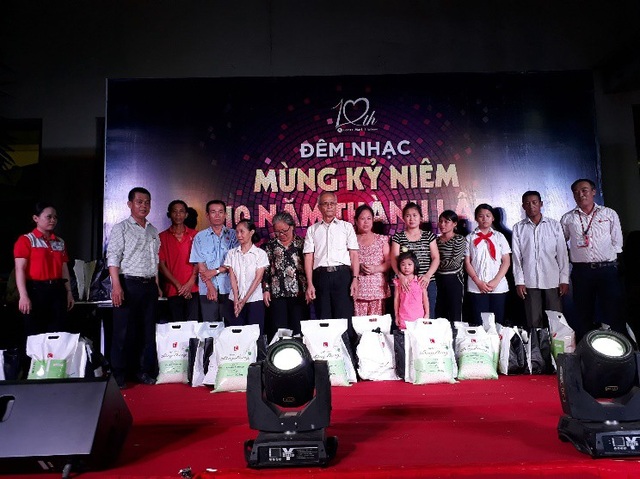 Chương trình từ thiện “10 năm gắn kết triệu trái tim” - Ảnh 3. Chương trình từ thiện “10 năm gắn kết triệu trái tim” - Ảnh 3.