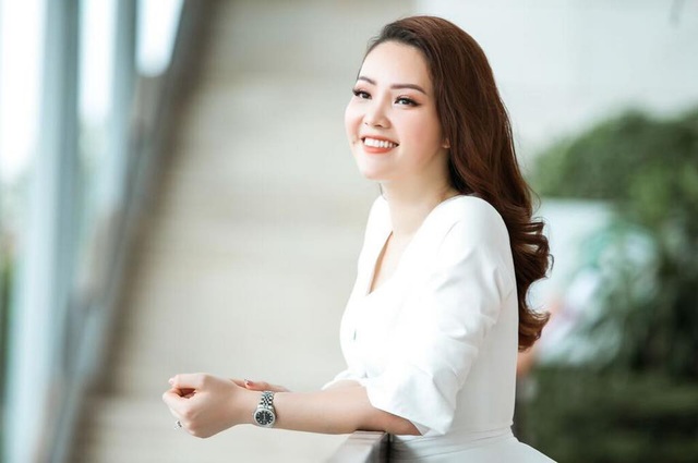 Á hậu Thuỵ Vân: “Vợ chồng tôi giao ước, khi chồng nóng thì vợ phải lạnh” - 1 Sau 10 năm đăng quang Á hậu, Thuỵ Vân vẫn giữ được nét đẹp dịu dàng, thuần Việt.