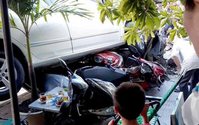 Nữ tài xế lùi ô tô cuốn 4 xe máy vào gầm - 2
Nhiều xe máy bị cuốn dưới gầm