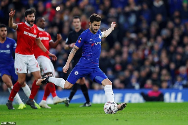 Chelsea 2-0 Nottingham Forest: “Bom xịt” Morata thăng hoa bất ngờ - 1
Fabregas đá hỏng quả penalty ở phút 30