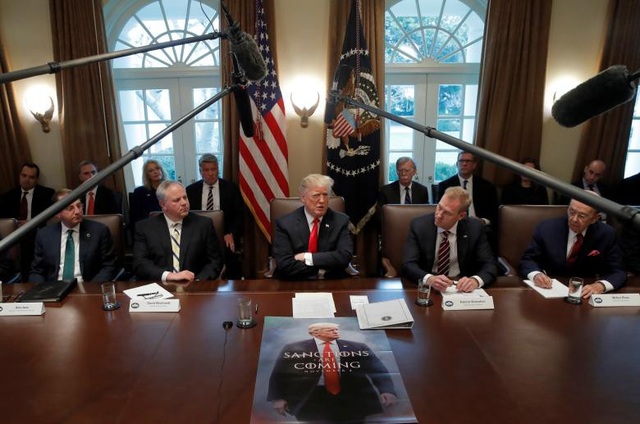 Những hình ảnh ấn tượng nhất trong tuần đầu năm 2019 - 8
Tổng thống Donald Trump dự cuộc họp nội các tại Nhà Trắng trong ngày đóng cửa thứ 12 của chính phủ Mỹ hôm 2/1. Trước mặt tổng thống là bức ảnh với dòng chữ “Các lệnh trừng phạt đang đến” nhằm cảnh báo Iran. (Ảnh: Reuters)