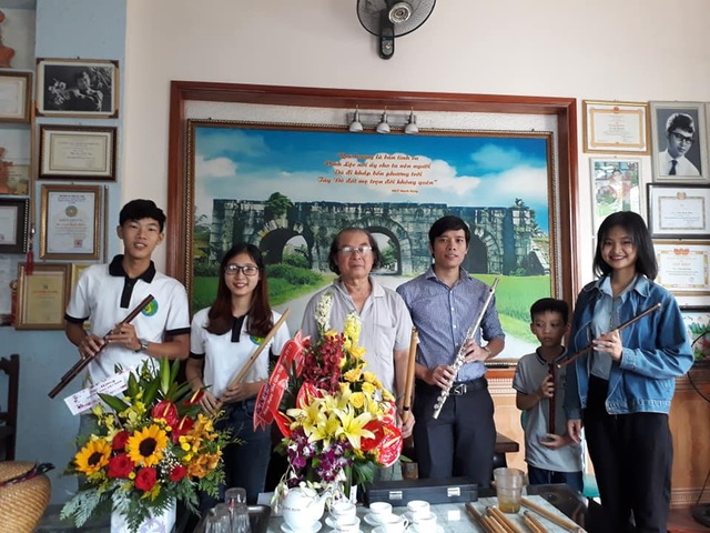 Sinh viên trường Sư phạm giữ lửa nét đẹp nhạc cụ dân tộc - Ảnh 1. Sinh viên trường Sư phạm giữ lửa nét đẹp nhạc cụ dân tộc - Ảnh 1.