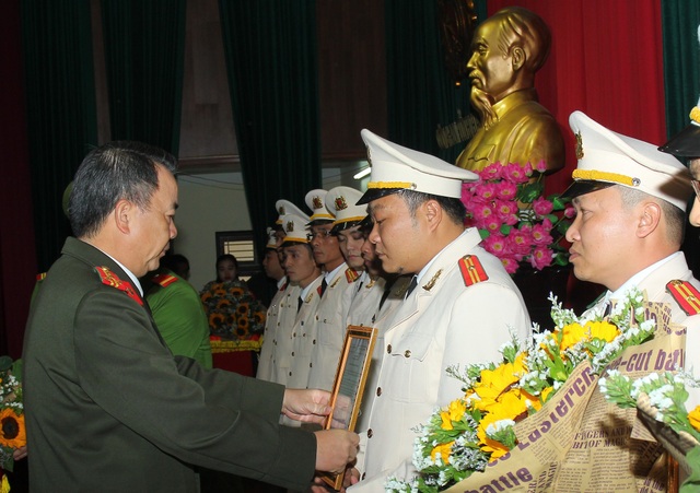 Hà Nam điều động 38 công an chính quy làm công an xã - 1 Đại tá Nguyễn Văn Trung - Giám đốc Công an tỉnh Hà Nam trao quyết định điều động cho các cán bộ chiến sĩ. (Ảnh: Công an Hà Nam)