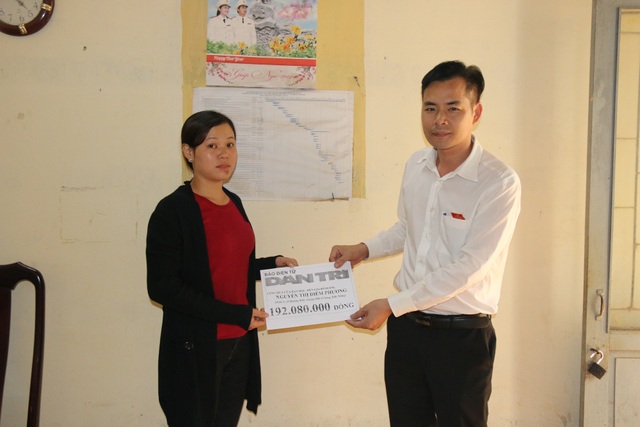 Hơn 192 triệu đồng bạn đọc giúp đỡ bé gái 9 tuổi bị ung thư buồng trứng - 1 Đại diện chính quyền địa phương trao quà bạn đọc Dân trí tới gia đình Diễm Phương