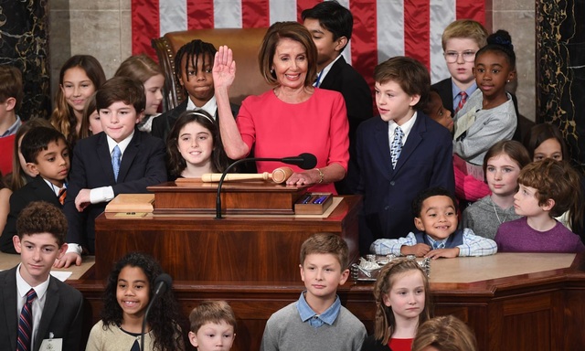 Hai bức ảnh “đối nghịch” chụp cùng một ngày tại Washington - 1
Tân Chủ tịch Hạ viện Nancy Pelosi được con cháu của các nghị sĩ vây quanh tại tòa nhà Quốc hội Mỹ ở Washington hôm 3/1. (Ảnh: AFP)