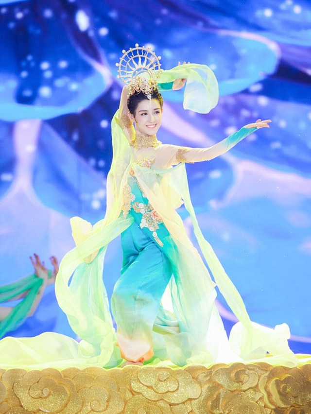 Hai cô gái Tân Cương đẹp tới mức được ví như "tiên nữ hạ phàm" - 1
Cáp Ni Khắc Tư là một trong số nghệ sĩ trình diễn trong chương trình Đêm hội năm mới của đài Trung ương (Trung Quốc).