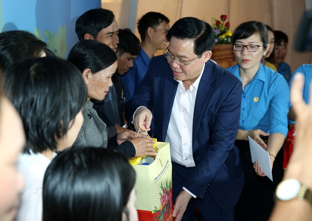 Sẽ điều chỉnh chính sách để người lao động và gia đình sống được bằng lương - 1 Phó Thủ tướng Vương Đình Huệ tặng quà cho công nhân Kon Tum. Ảnh VGP/Thành Chung