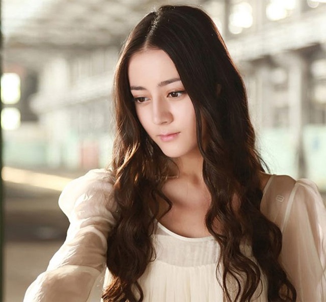 Hai cô gái Tân Cương đẹp tới mức được ví như "tiên nữ hạ phàm" - 16
Cô cũng chăm chỉ đắp mắt nạ chuyên sâu chứa Hyaluronic Acid, chiết xuất lô hội hàng tuần.