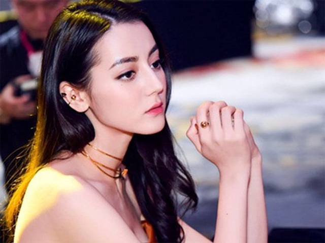 Hai cô gái Tân Cương đẹp tới mức được ví như "tiên nữ hạ phàm" - 17
Nhiệt Ba có thói quen uống một ly sữa mỗi sáng và rửa mặt bằng sữa tươi mỗi tối để da thêm trắng sáng. Cô chống nắng bằng cách bổ sung nhiều rau củ quả giàu vitamin, nhất là vitamin C trong thực đơn: dâu tây, cà chua, cam, quýt, bưởi…Trước khi đi ngủ, cô sẽ massage mặt cho da thư giãn, tăng độ đàn hồi và giúp cơ mặt được săn chắc, gương mặt thon gọn, tươi trẻ.