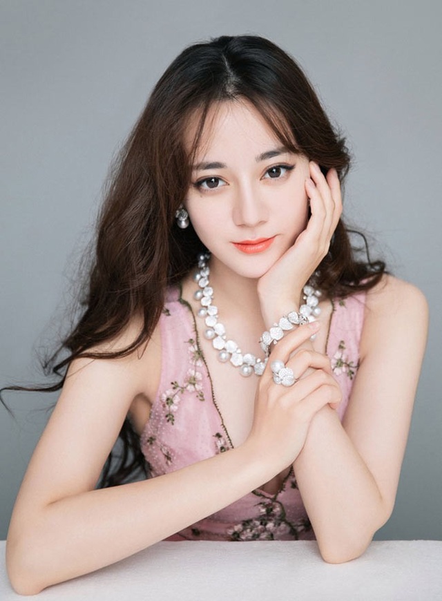Hai cô gái Tân Cương đẹp tới mức được ví như "tiên nữ hạ phàm" - 10
Địch Lệ Nhiệt Ba là mỹ nhân Trung Quốc có vị trí cao nhất trong danh sách 100 gương mặt đẹp nhất thế giới 2018 của trang TC Candler bình chọn.