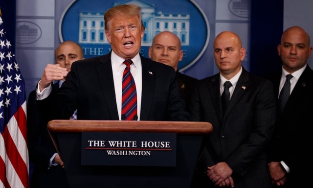 Hai bức ảnh “đối nghịch” chụp cùng một ngày tại Washington - 2
Các thành viên của Cơ quan Tuần tra Biên giới Quốc gia đứng sau Tổng thống Trump trong cuộc họp báo tại Nhà Trắng ở Washington hôm 3/1. (Ảnh: AP)