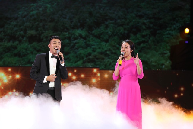 NSND Thái Bảo, Tân Nhàn "gieo" sâu lắng với những khúc ca ân tình - 9 Tiết mục song ca Lan Anh - Việt Hoàn.