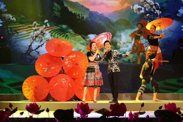 NSND Thái Bảo, Tân Nhàn "gieo" sâu lắng với những khúc ca ân tình - 10 Tiết mục song ca đầy màu sắc Tây Bắc của Tân Nhàn - Lê Anh Dũng.