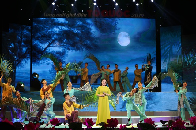 NSND Thái Bảo, Tân Nhàn "gieo" sâu lắng với những khúc ca ân tình - 12 Ca sĩ Lan Anh với ca khúc mang âm hưởng phương Nam.