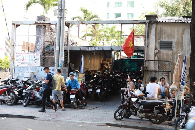 Bất thường vụ "phù phép" đất công thành sở hữu tư nhân tại TPHCM - 3 Do chưa thống nhất được giá đền bù nên người dân không chịu đi