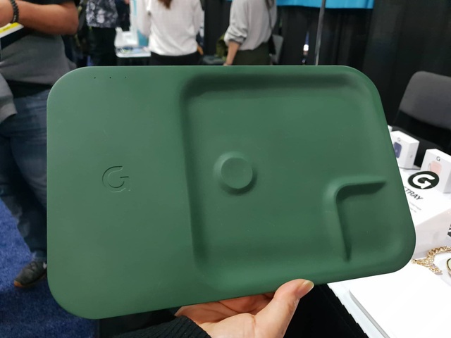 CES 2019: Độc đáo đế sạc không dây đa thiết bị đầu tiên trên thế giới - 1 Gaze Tray