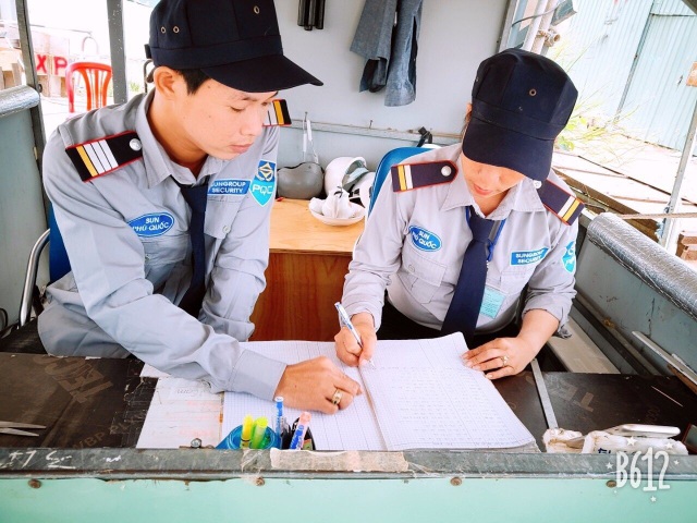 Ba số phận và cuộc đổi đời nhờ du lịch - 5
Anh Trần Văn Long (trái) hiện là đội trưởng đội bảo vệ Sun World Hon Thom Nature Park
