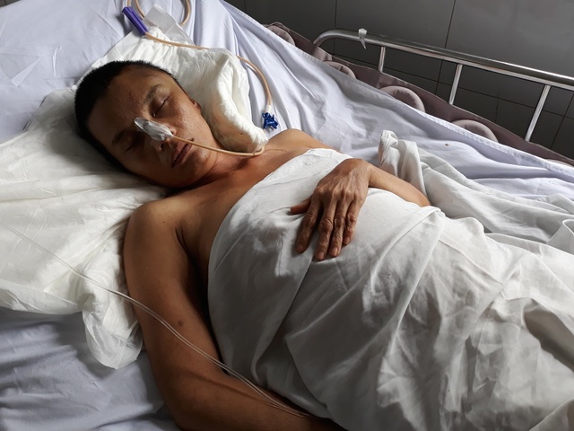 Bố mất, mẹ bị xuất huyết não, bé lớp 7 mờ mịt tương lai - 2 Bệnh xuất huyết não khiến chị Miên liệt nửa người, sống di chứng thực vật