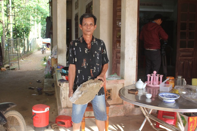 Đào trúng bom lúc làm đường gây nổ kinh hoàng - 2 Tảng bê tông lớn bị sức nổ đẩy văng xa hơn 20 m