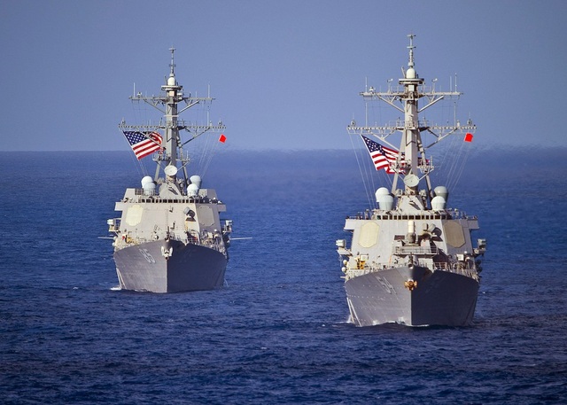 Tàu hải quân Mỹ áp sát quần đảo Hoàng Sa, thách thức Trung Quốc - 1
Tàu khu trục USS McCampbell (trái) và tàu khu trục USS Curtis Wilbur đi qua khu vực tây Thái Bình Dương trước khi tham gia tập trận. (Ảnh: US Navy)