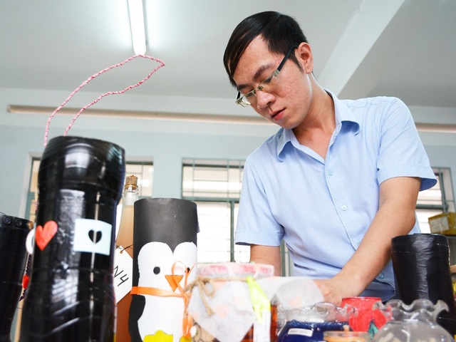 "Thầy giáo dạy trò đi chợ, nấu cơm" giành giải Nhất Sáng kiến cộng đồng 2018 - 1
Thầy Lê Thiên Phúc tìm hiểu và chỉnh sửa sản phẩm dự án “Phòng chống muỗi học đường”.