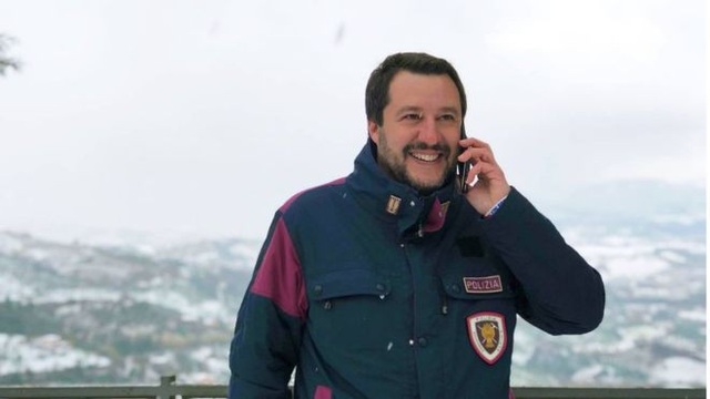 Phó Thủ tướng Italy bị chỉ trích vì mặc áo có phù hiệu cứu hỏa - 1 Ông Matteo Salvini thường đăng ảnh mặc áo có cài huy hiệu của lực lượng cảnh sát hoặc cứu hỏa lên mạng xã hội (Ảnh: Facebook)
