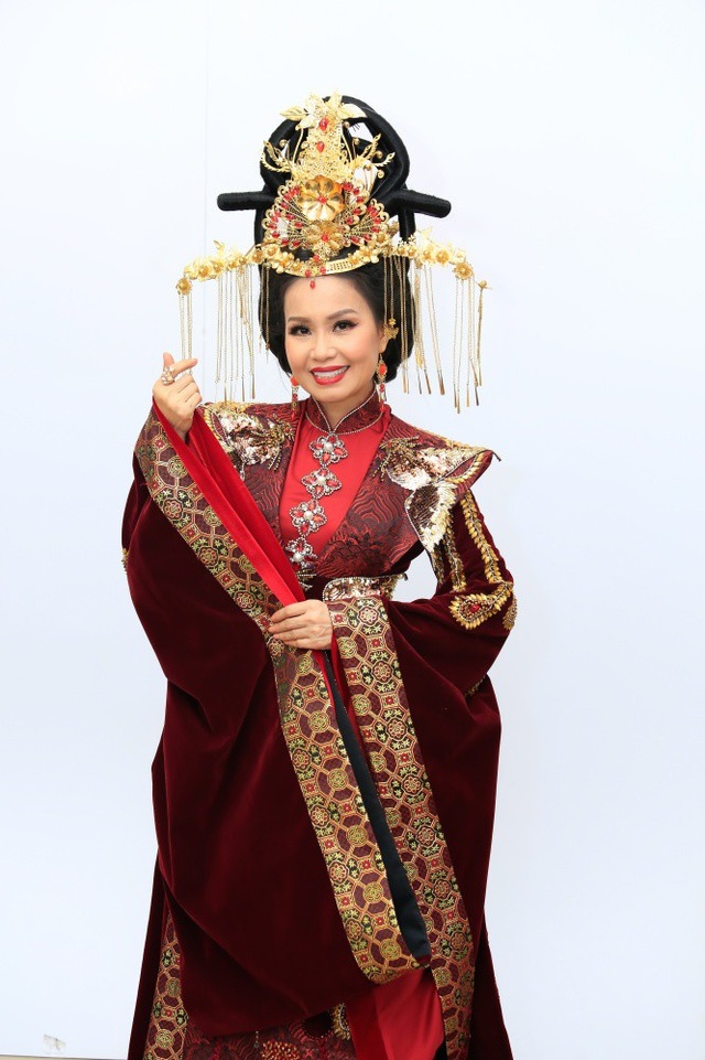 Hoa hậu Tiểu Vy, ca sĩ Cẩm Ly bất ngờ đóng Táo Xuân Kỷ Hợi 2019 - 2 Câm Ly chuẩn bị bộ trang phục nặng... 10kg.