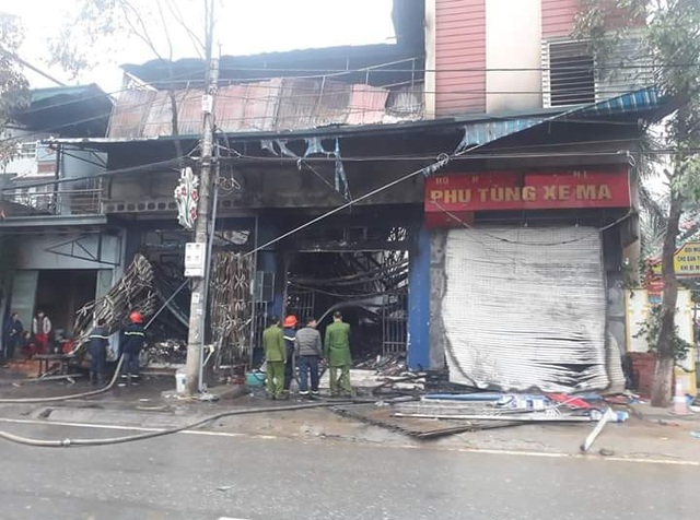 Cháy cửa hàng phụ tùng xe máy, 30 tỷ đồng bị thiêu rụi - Ảnh 2. Cháy cửa hàng phụ tùng xe máy, 30 tỷ đồng bị thiêu rụi - Ảnh 2.