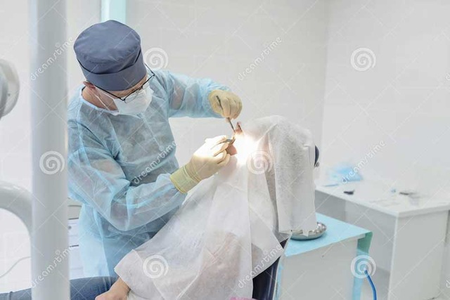 Tiêm thuốc tê điều trị răng, nhân viên y tế rơi vào nguy kịch - Ảnh 1. Tiêm thuốc tê điều trị răng, nhân viên y tế rơi vào nguy kịch - Ảnh 1.