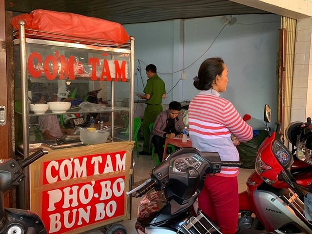 6 thanh niên chặt tay con nợ giữa chợ ở Phan Thiết - Ảnh 1. 6 thanh niên chặt tay con nợ giữa chợ ở Phan Thiết - Ảnh 1.