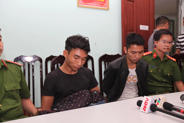 Di lý 2 nghi phạm sát hại nam sinh chạy Grab về tới Hà Nội - 3 Di lý 2 nghi phạm sát hại nam sinh chạy Grab về tới Hà Nội - 3