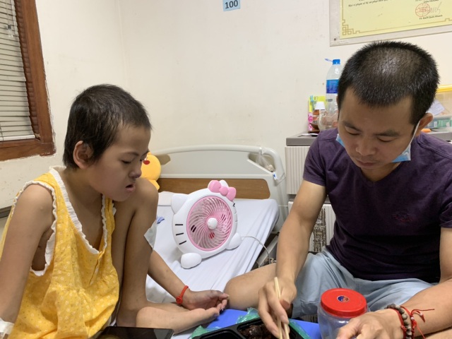 Nghiệt ngã gia đình ung thư máu chăm nhau trong đói nghèo - 5 Nghiệt ngã gia đình ung thư máu chăm nhau trong đói nghèo - 5