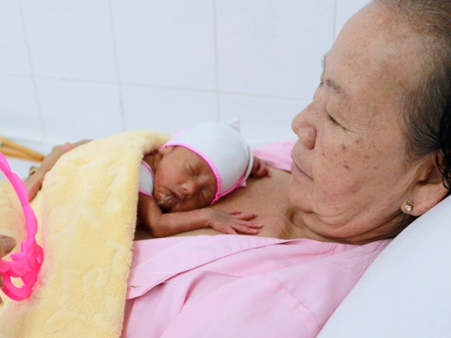 Cần Thơ: Bà mẹ sinh thường 3 em bé khoẻ mạnh - 2 Cần Thơ: Bà mẹ sinh thường 3 em bé khoẻ mạnh - 2