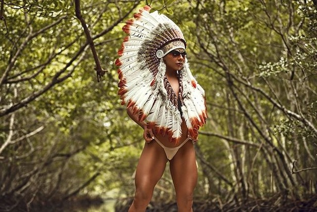 Cô gái mặc bikini lội trong rừng Amazon khiến dân mạng dậy sóng - Ảnh minh hoạ 2