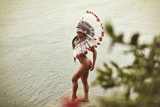 Cô gái mặc bikini lội trong rừng Amazon khiến dân mạng dậy sóng - Ảnh minh hoạ 3