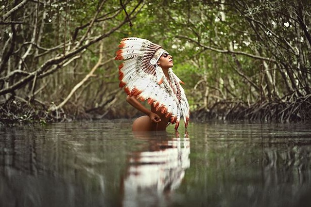 Cô gái mặc bikini lội trong rừng Amazon khiến dân mạng dậy sóng - Ảnh minh hoạ 4