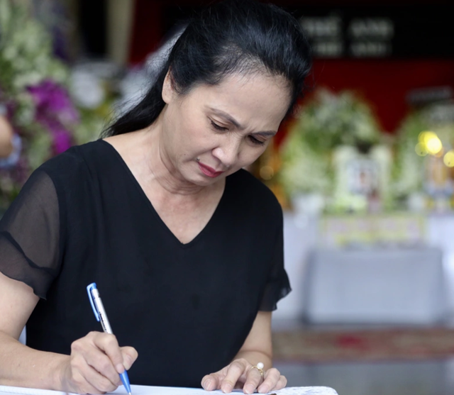 NSND Trung Anh bay từ Hà Nội vào TPHCM viếng NSND Thế Anh - 13 NSND Trung Anh bay từ Hà Nội vào TPHCM viếng NSND Thế Anh - 13