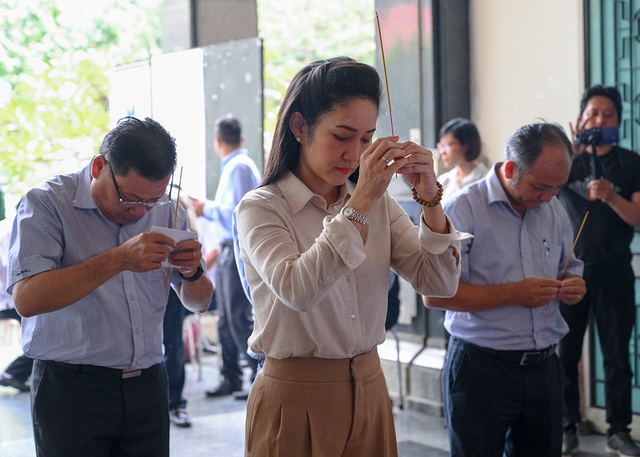 NSND Trung Anh bay từ Hà Nội vào TPHCM viếng NSND Thế Anh - 8 NSND Trung Anh bay từ Hà Nội vào TPHCM viếng NSND Thế Anh - 8