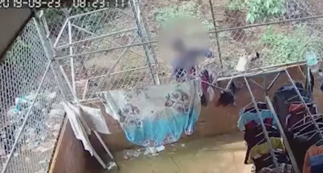 Xôn xao clip người đàn ông khều trộm đồ lót phụ nữ - 1 Xôn xao clip người đàn ông khều trộm đồ lót phụ nữ - 1