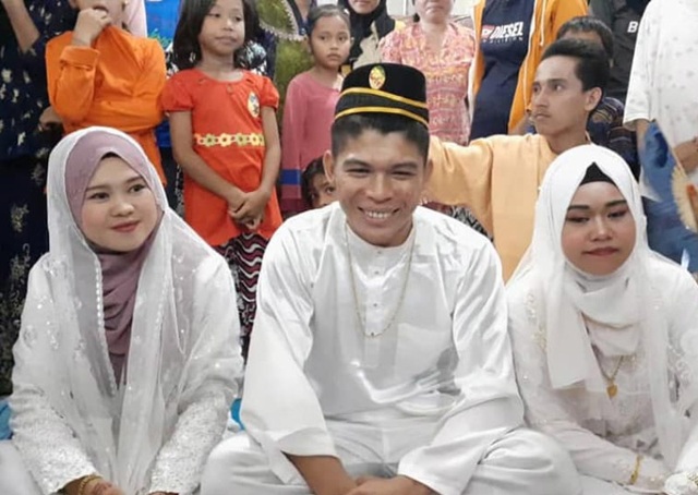 Đám cưới có 2 cô dâu kỳ lạ ở Malaysia - 1 Đám cưới có 2 cô dâu kỳ lạ ở Malaysia - 1