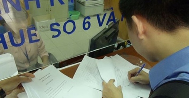 Cán bộ thuế bị đình chỉ công tác do đi kiểm tra còn “mượn tiền” doanh nghiệp - 1 Cán bộ thuế bị đình chỉ công tác do đi kiểm tra còn “mượn tiền” doanh nghiệp - 1