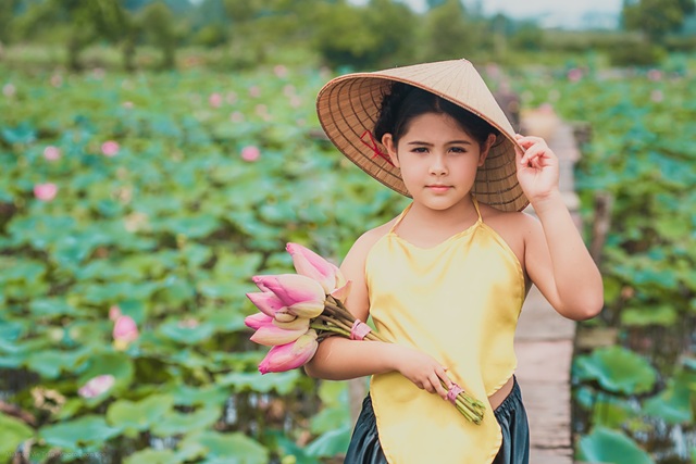 Bông hồng lai Pháp - Việt đốn tim người xem với bộ ảnh bên sen - 9